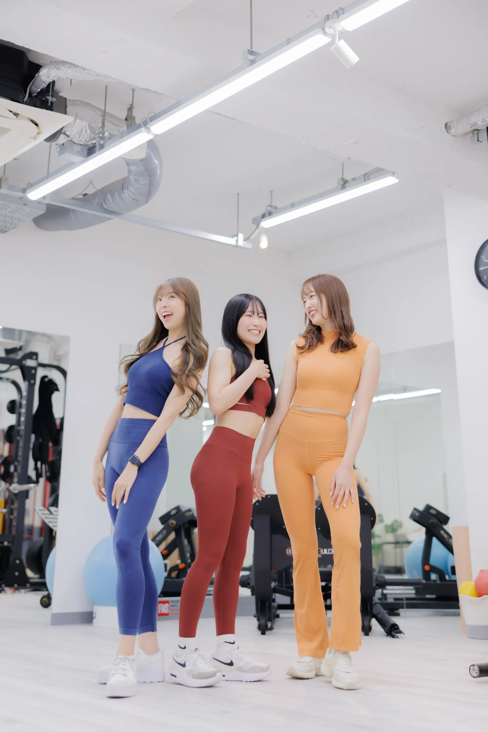 広島市中区のMUSE FITで女性トレーナーの指導を受けるお客様