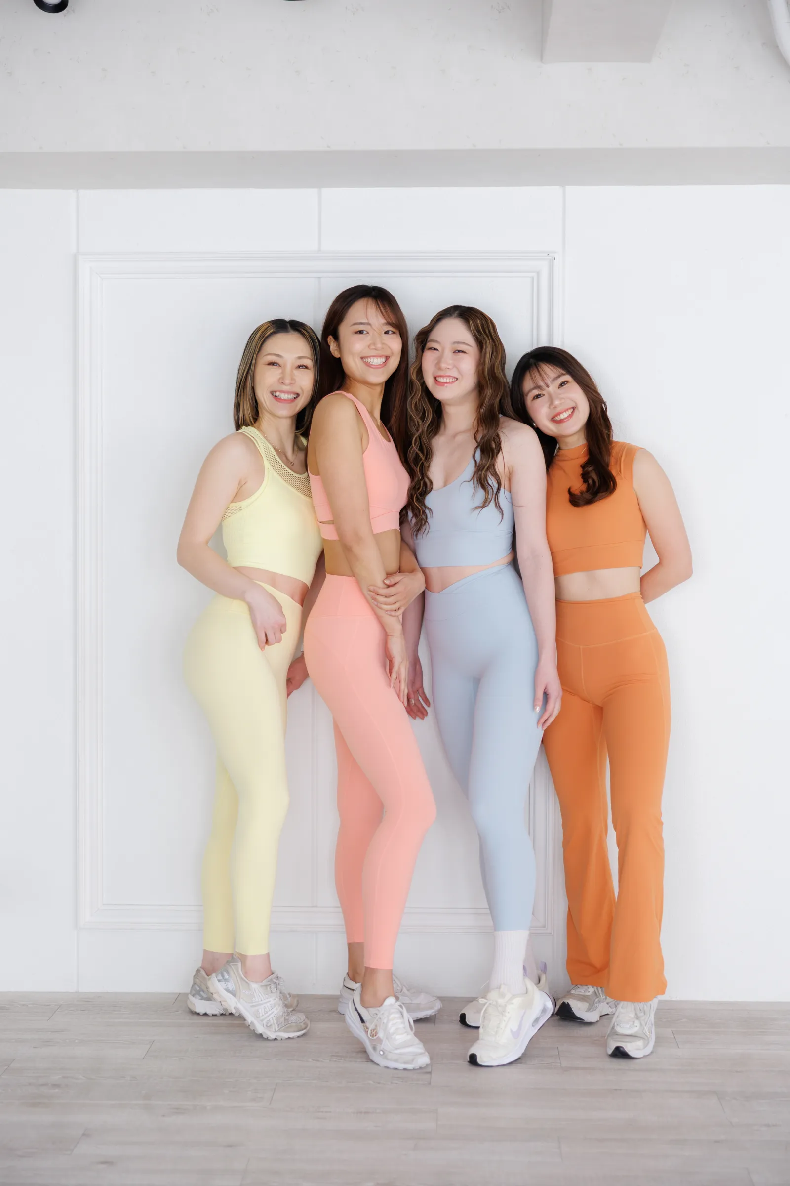 MUSE FIT横川店で女性トレーナーの指導を受けるお客様